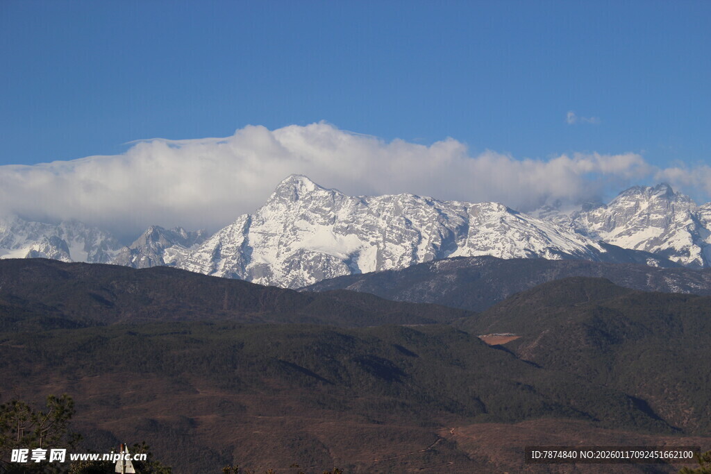 雪山远景 山峦与蓝天相映