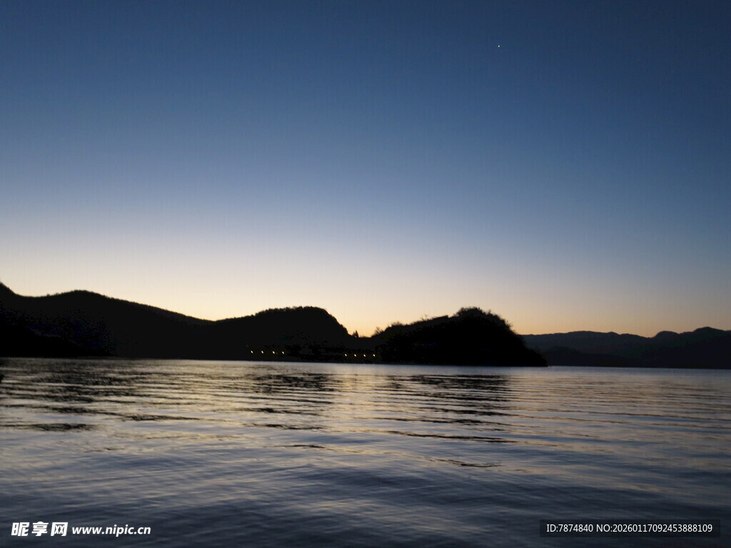 黄昏湖畔山景