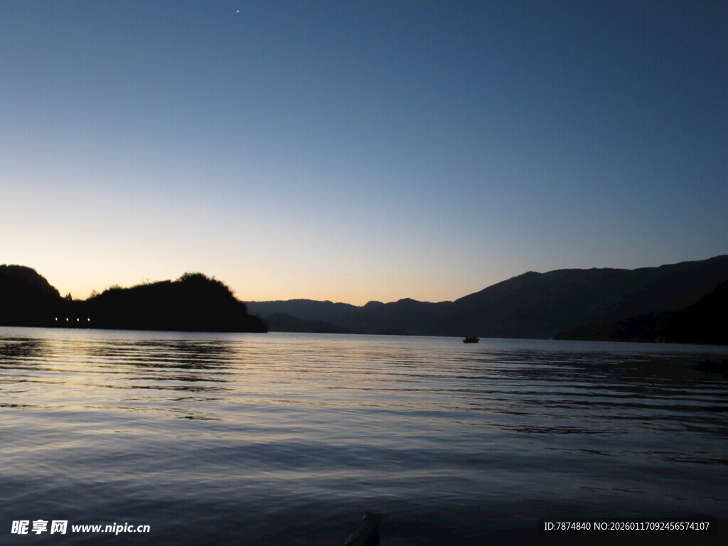 黄昏下宁静的山水湖面