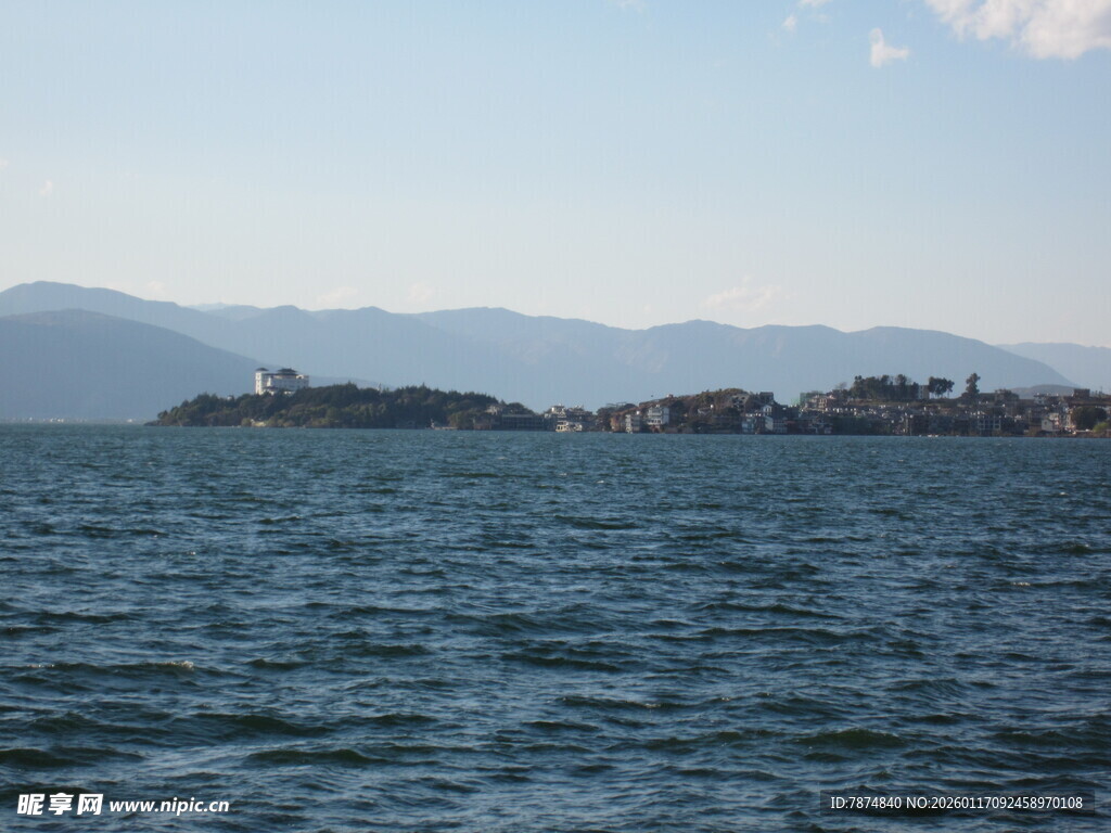 宁静海景与远处山峦