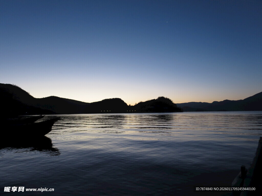 黄昏下宁静的山水湖景