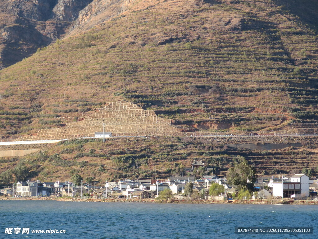 湖畔山村 山水相依之景