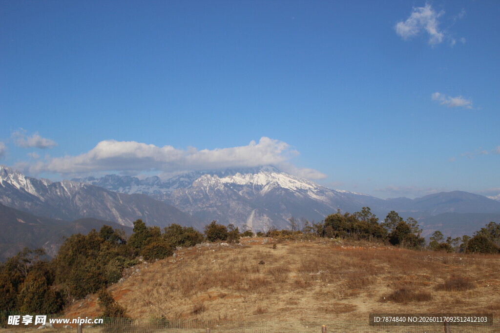 山巅远景 蓝天雪山相衬