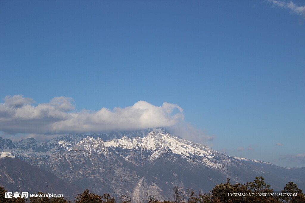 雪山远景 蓝天映衬壮丽风光