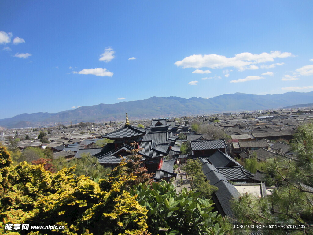 古城风光 远山蓝天绿树相伴