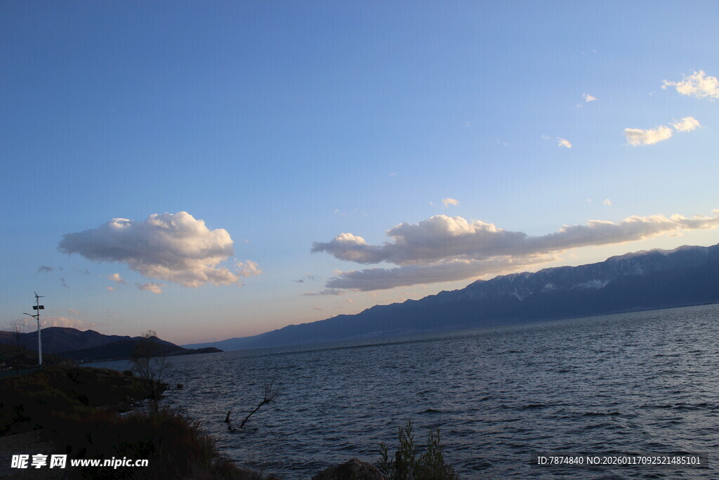 湖畔黄昏美景