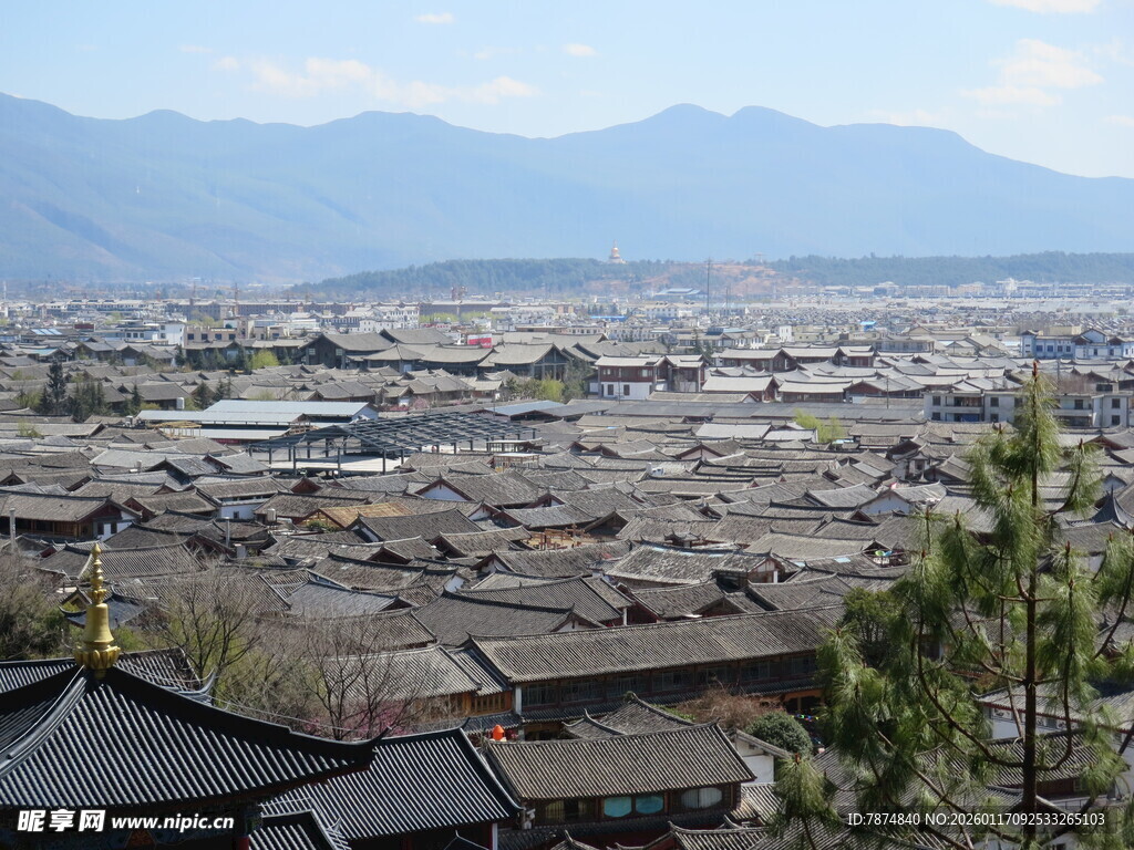 俯瞰古朴村落与远山景色