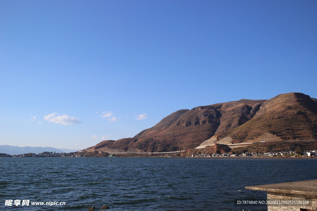 湖畔远山美景
