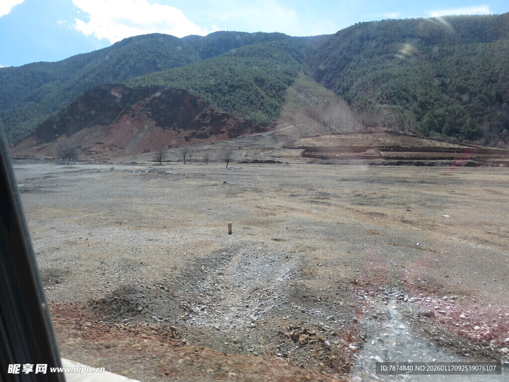 山间开阔荒地景观