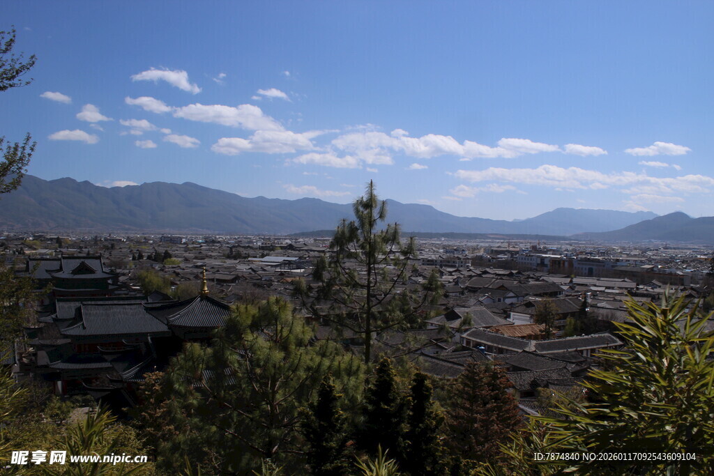 俯瞰山间城镇美景