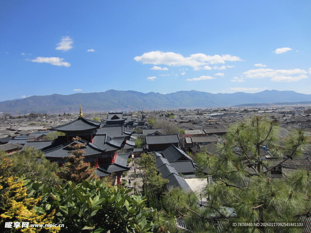 俯瞰山间古建筑景观