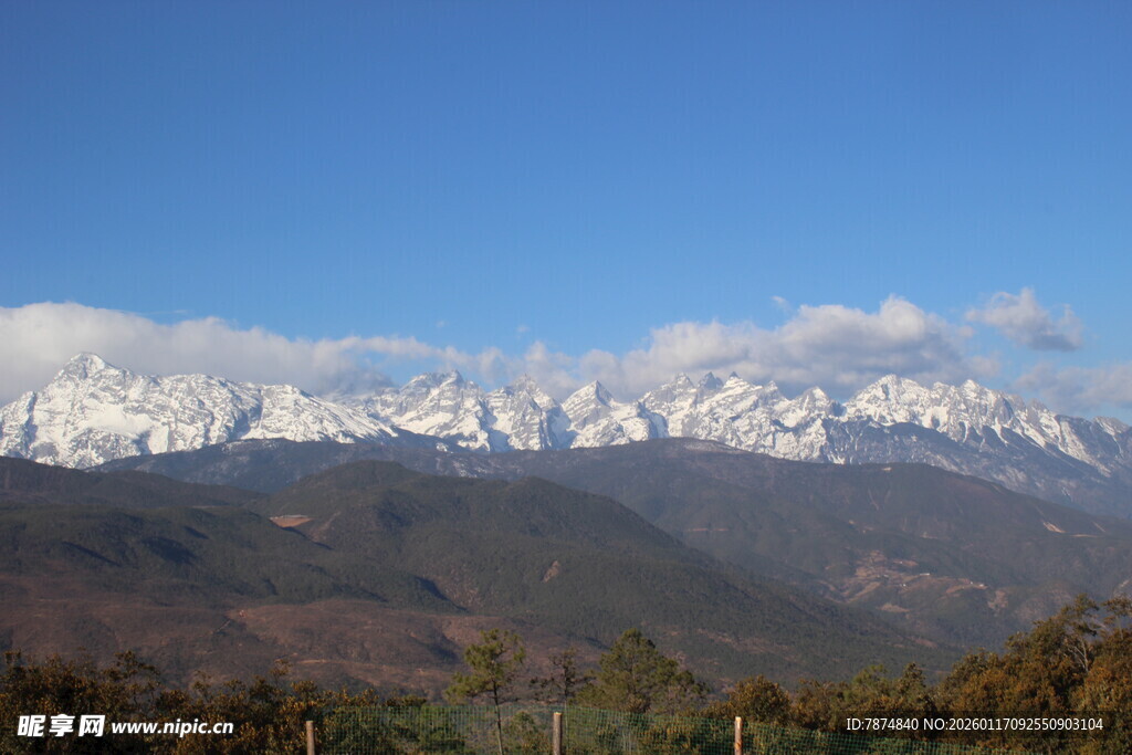雪山远景 壮丽自然风光