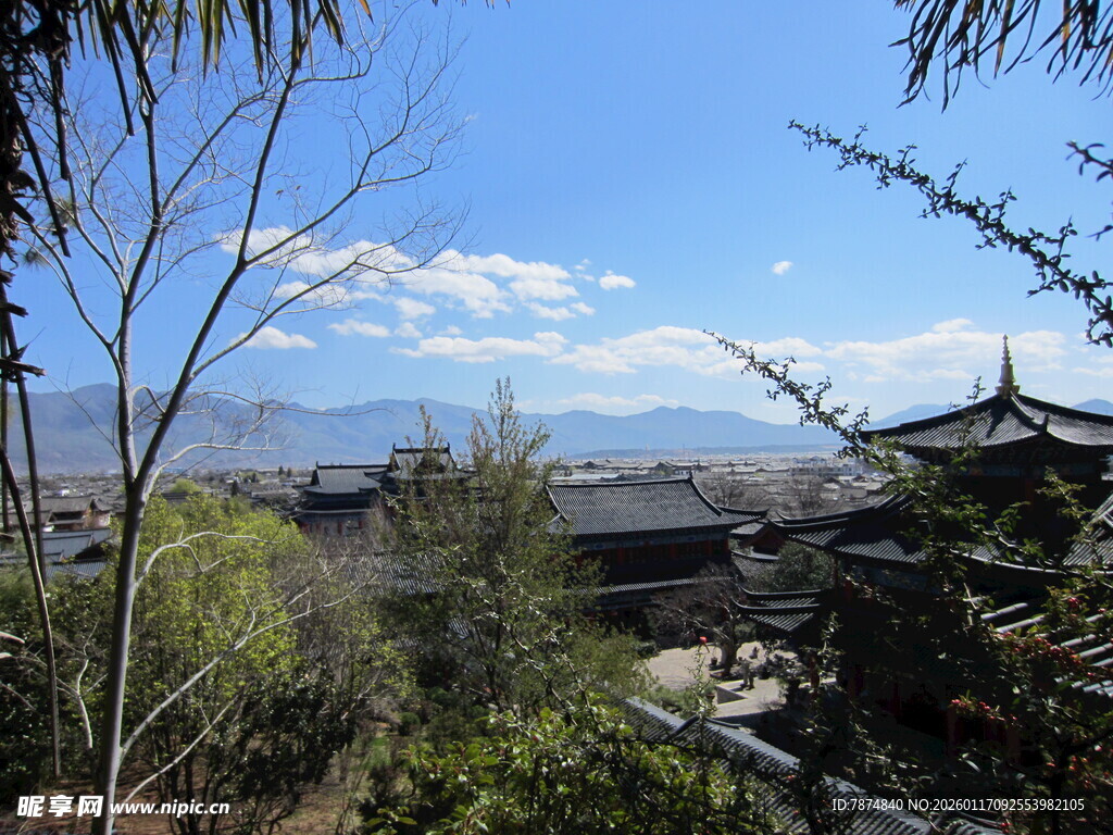 中式园林景致与远山蓝天