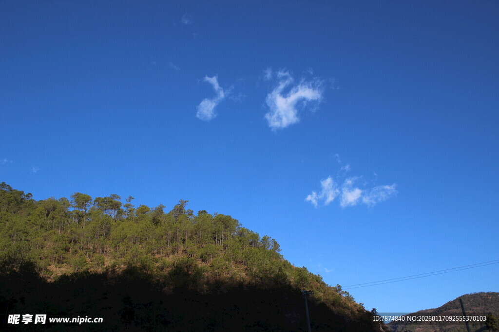蓝天青山间的几朵白云