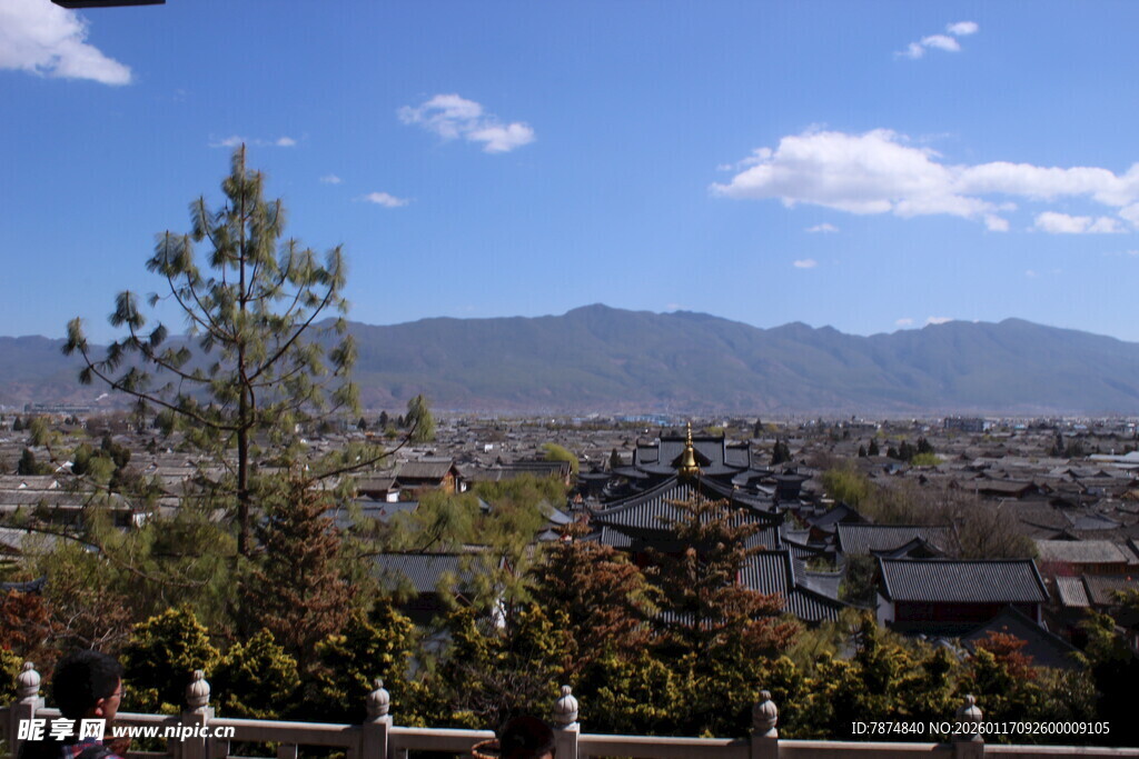 古城远眺 青山蓝天入画