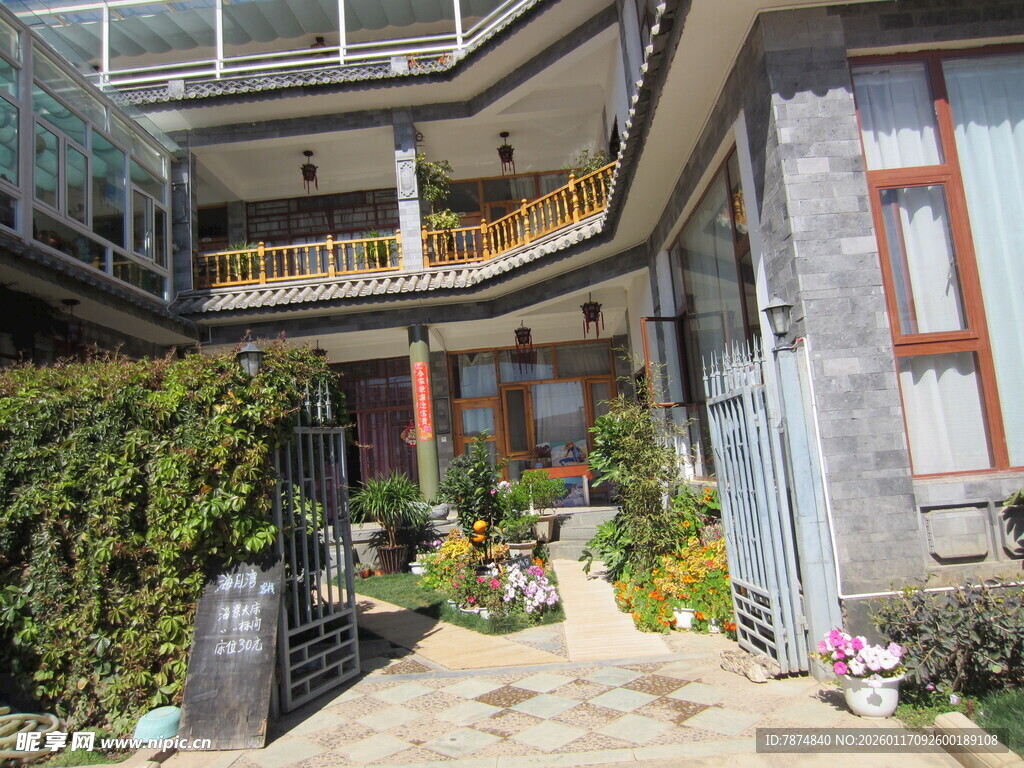 庭院绿植环绕的温馨住宅