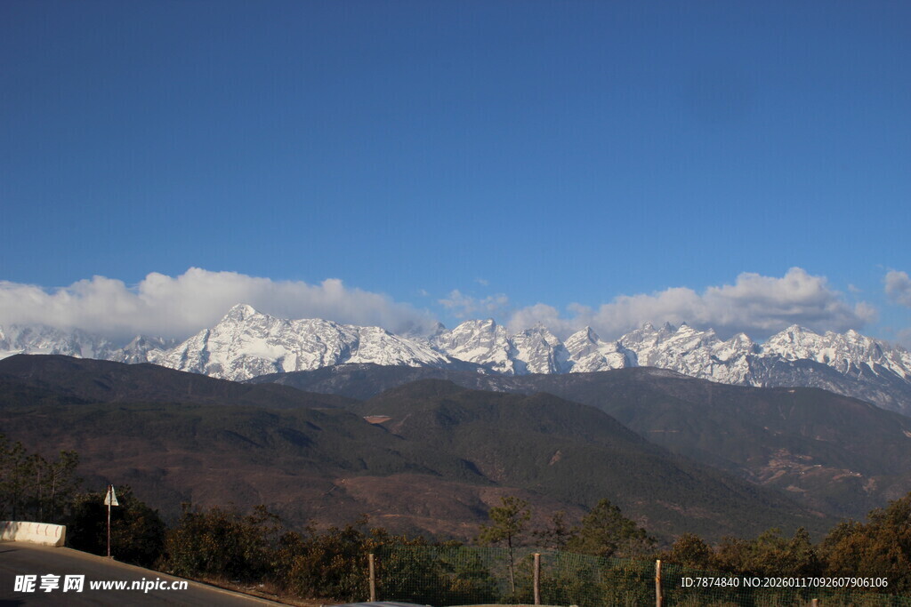 雪山远景 蓝天映衬壮丽风光