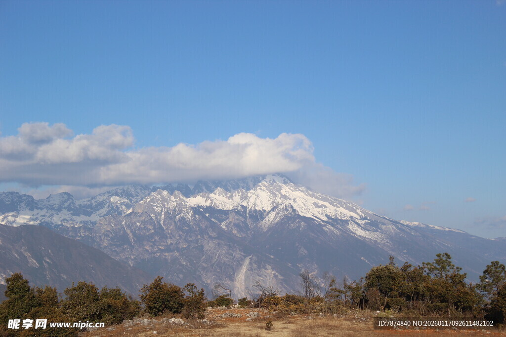 雪山远景 山间绿意点缀