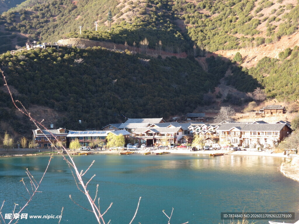 山间湖畔的美丽景致