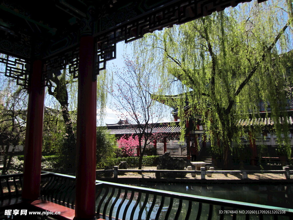 中式亭台赏春日园林景
