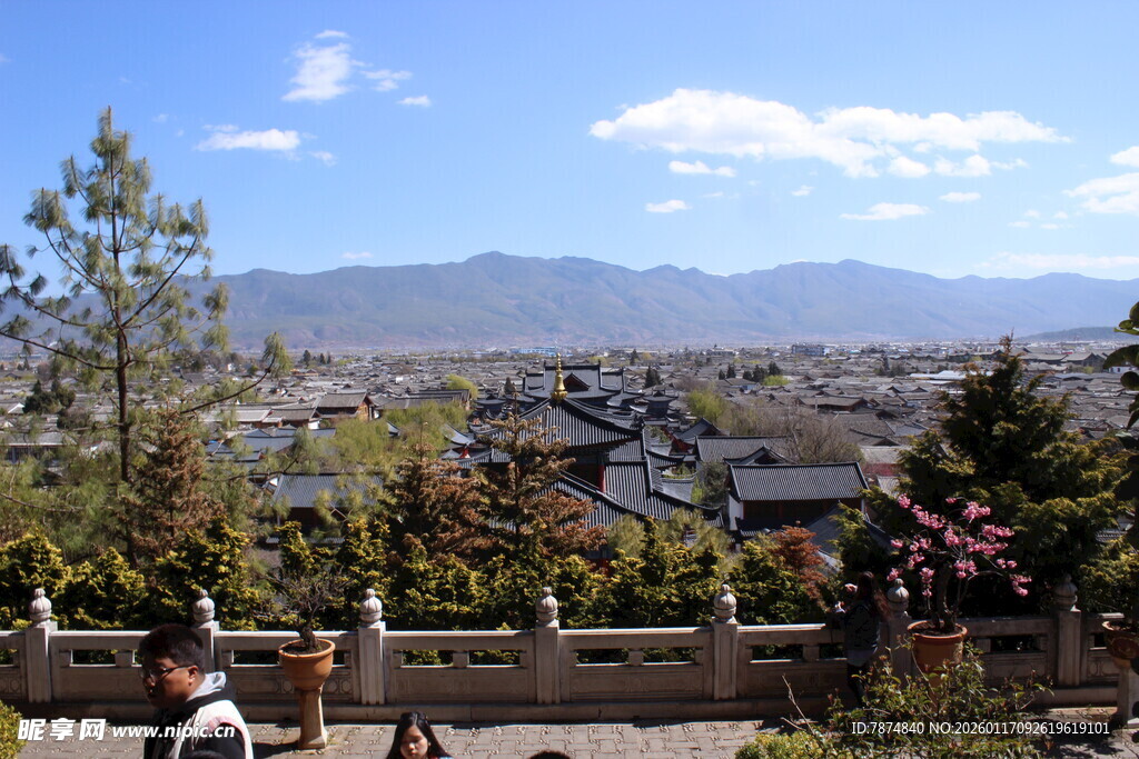 俯瞰山间村落美景