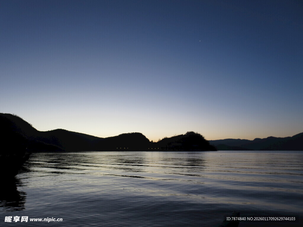黄昏湖畔的静谧山水景