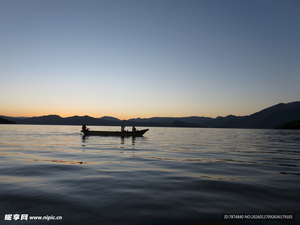 夕阳下湖面的小船