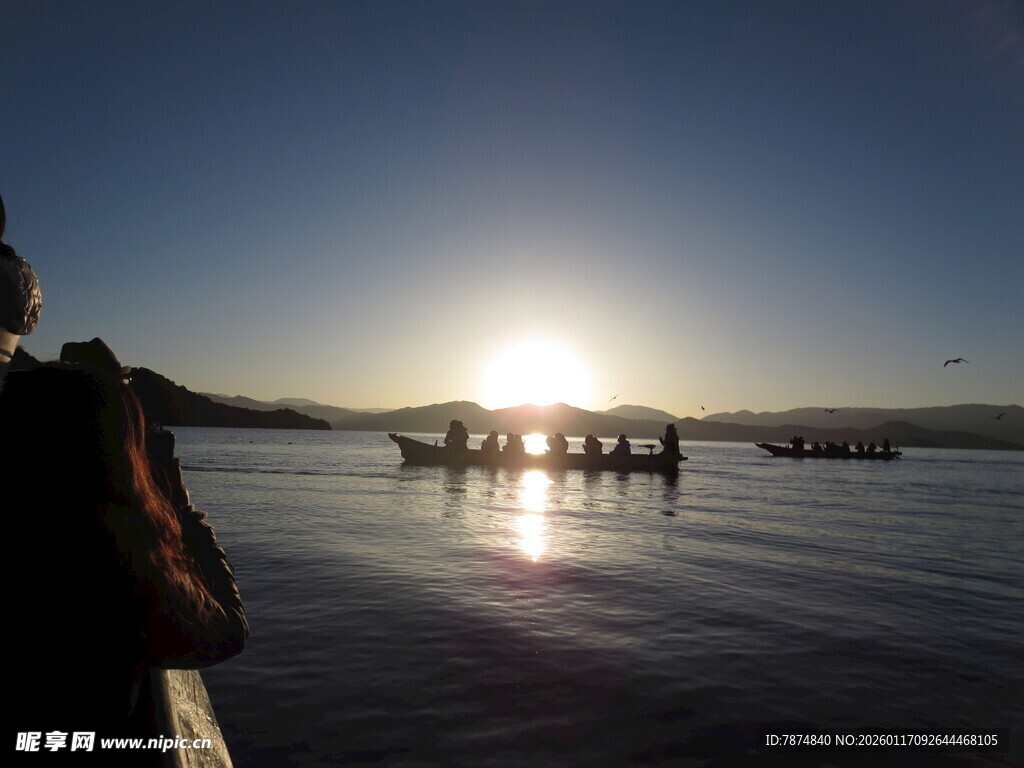 夕阳下的湖畔剪影