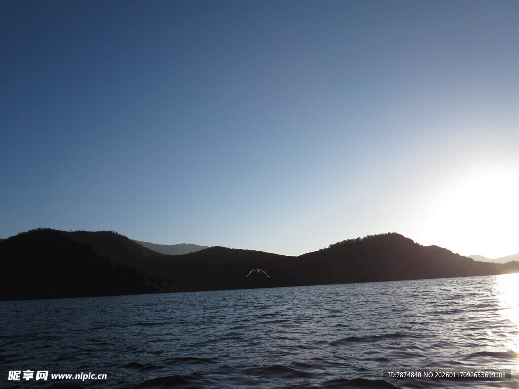 夕阳下的山水湖景