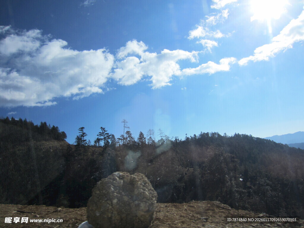 山间巨石与蓝天白云美景