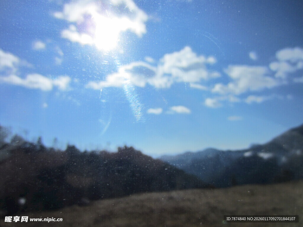 阳光照耀下的山间美景