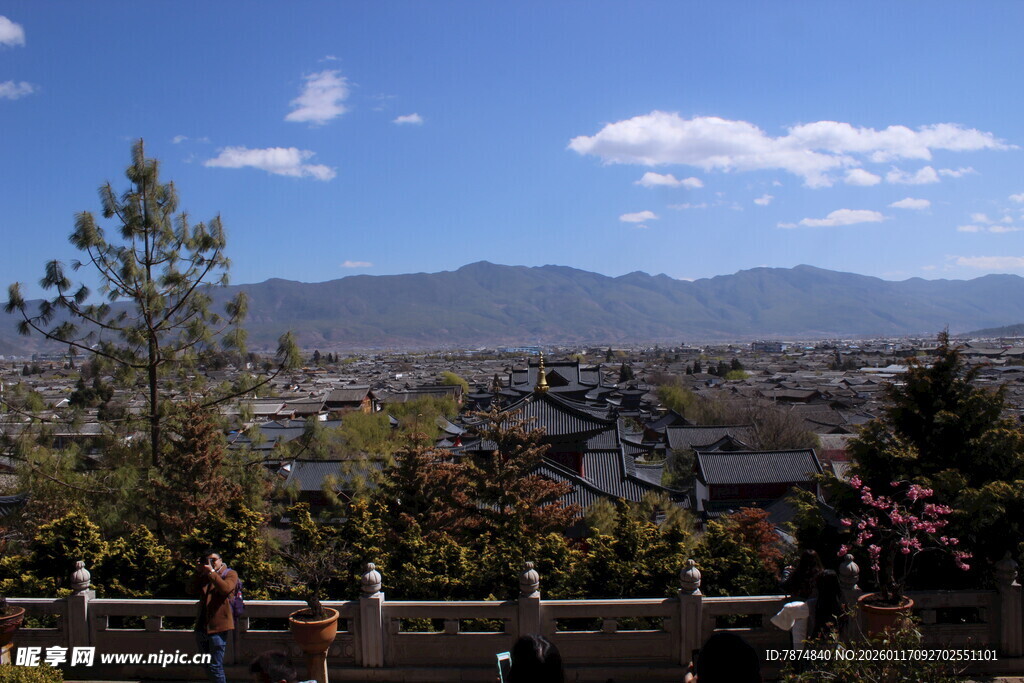 俯瞰山间城镇美丽景致