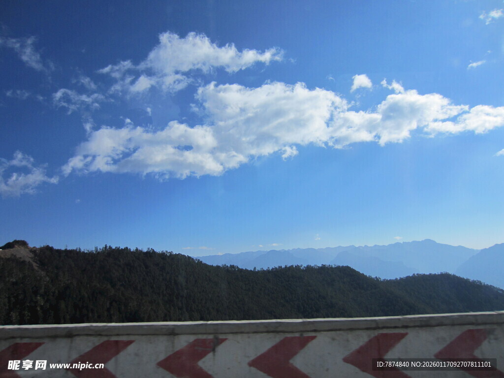 公路边的蓝天与远山景色