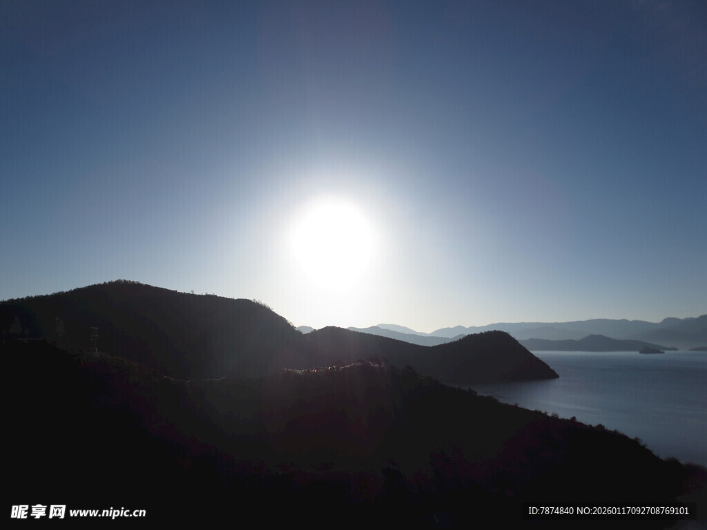 日出云海间的壮美山景