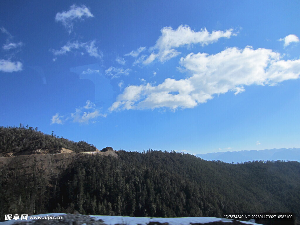蓝天山峦雪景自然美景