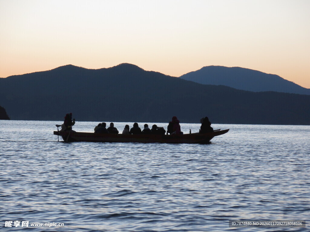 夕阳下的湖面龙舟之旅