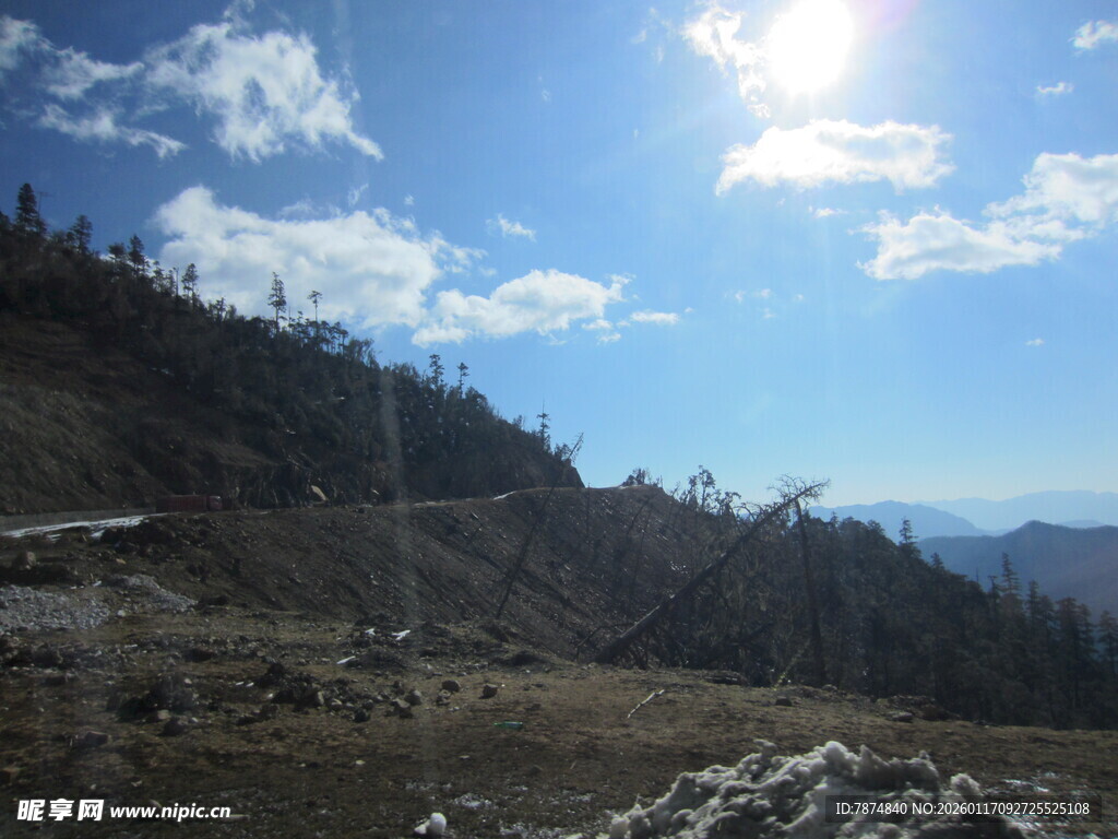 山间晴日风景