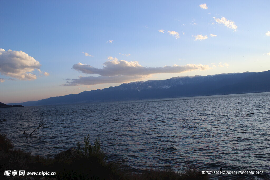 湖畔夕阳下的宁静水域