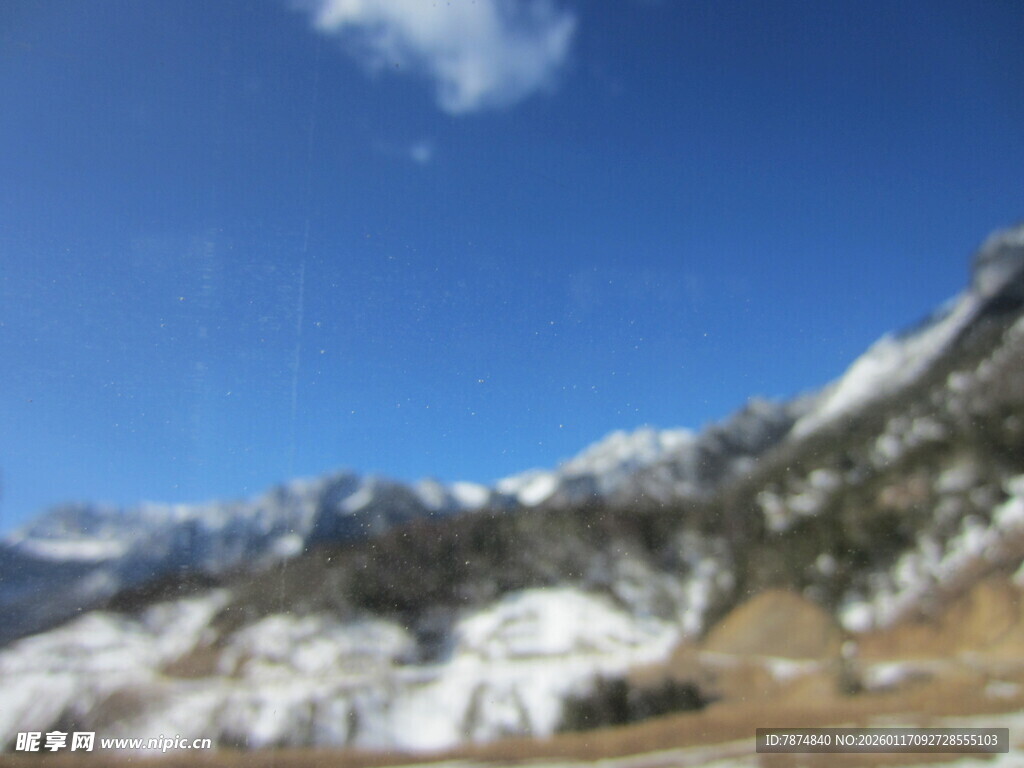 雪山蓝天美景