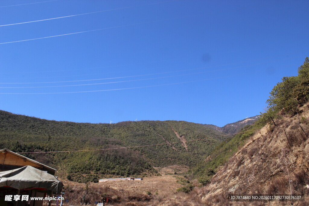 山间风景 蓝天绿树与屋舍