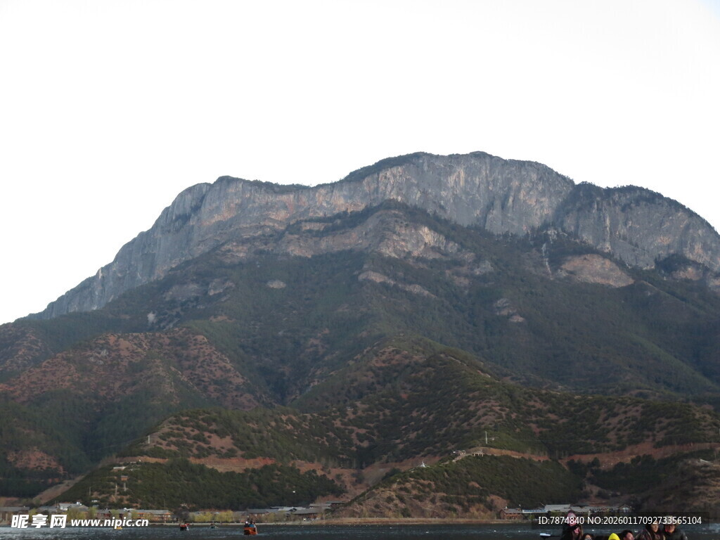 巍峨山峦景色