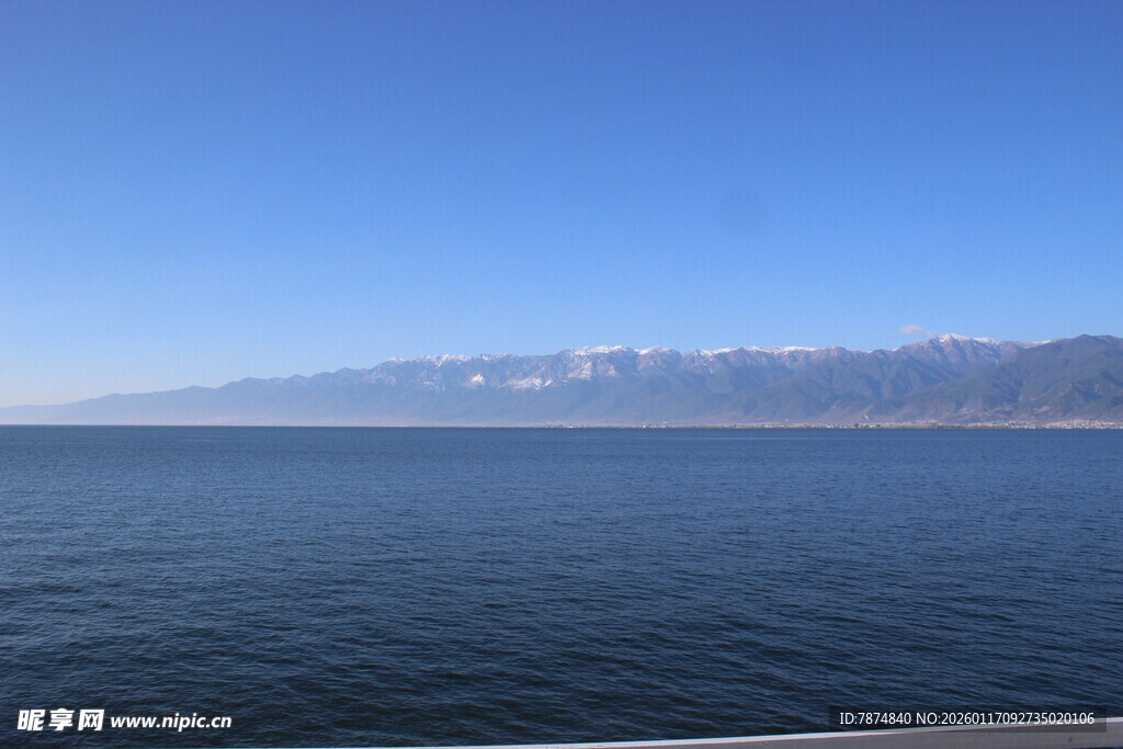 广阔海面与远处山峦景观