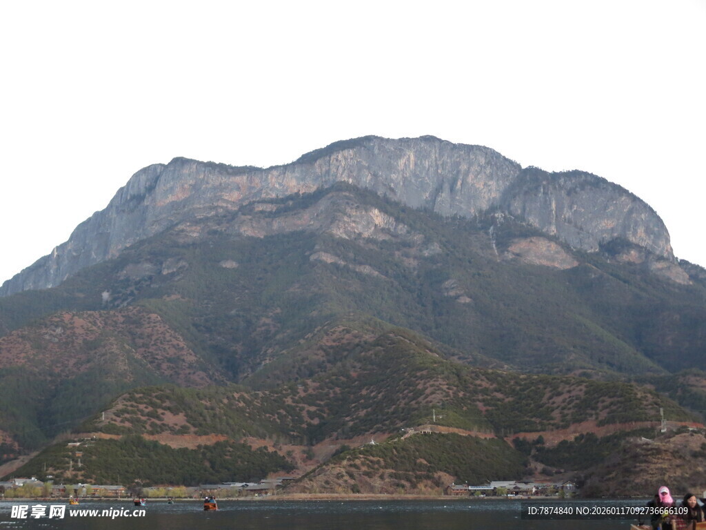 巍峨山峦景色