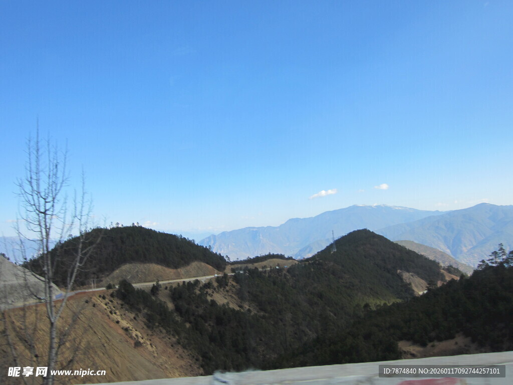 山间景致 蓝天映衬连绵山峦