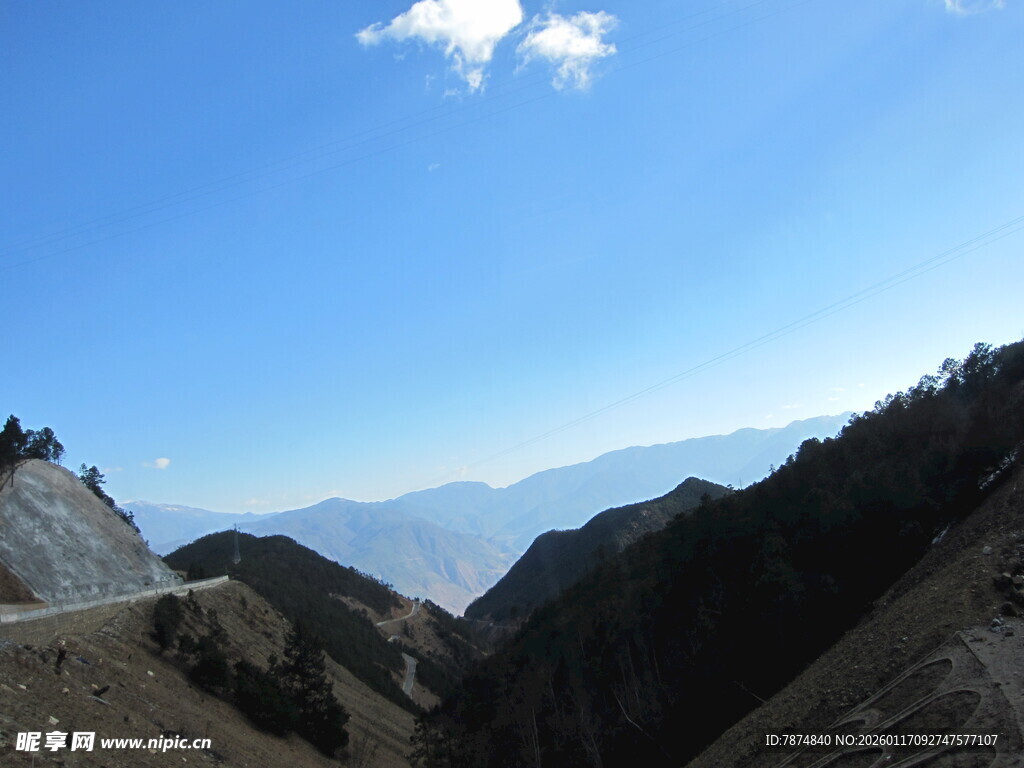 山间崎岖公路 蓝天相伴