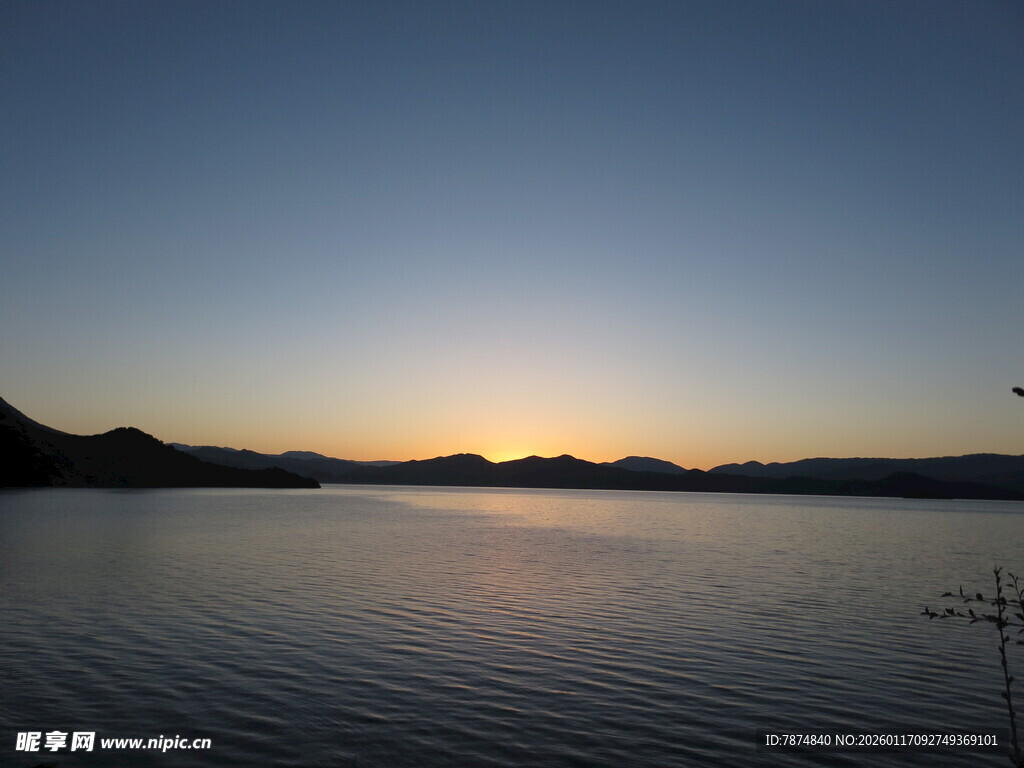 湖畔日落美景