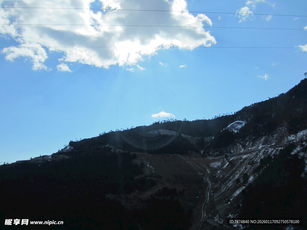 蓝天青山间的阳光美景