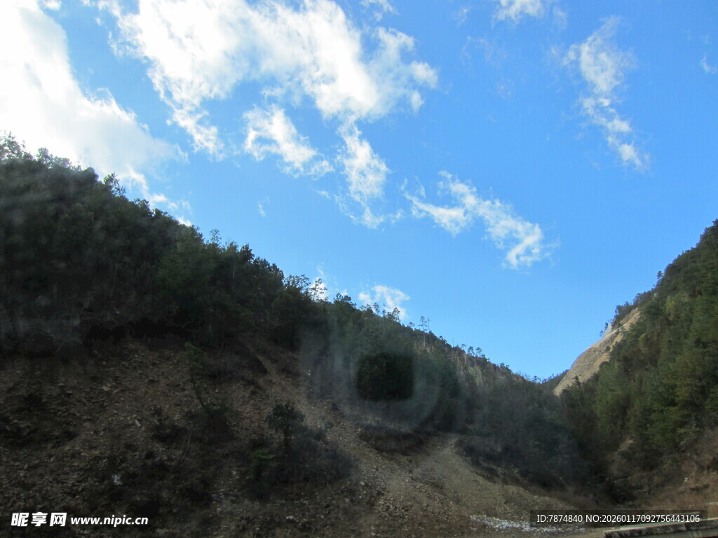 山间隧道与蓝天绿树景观