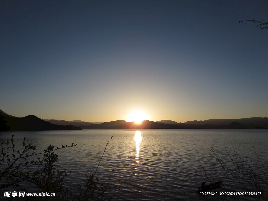 湖畔日落美景