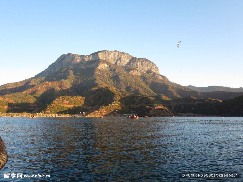 湖畔山峦美景